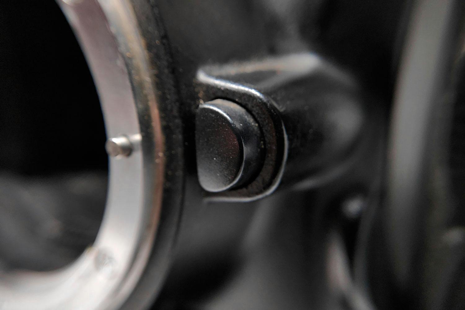 Denne knappen låser opp objektivet slik at det kan tas av. Trykk på denne knappen for å låse opp objektivet slik at du kan ta det av.